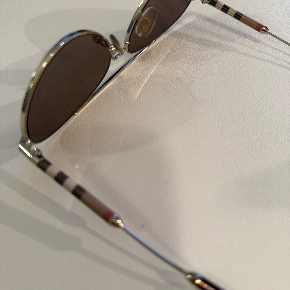 Burberry Sunglasses with Tortoise Shell Arms 140 … - image 5